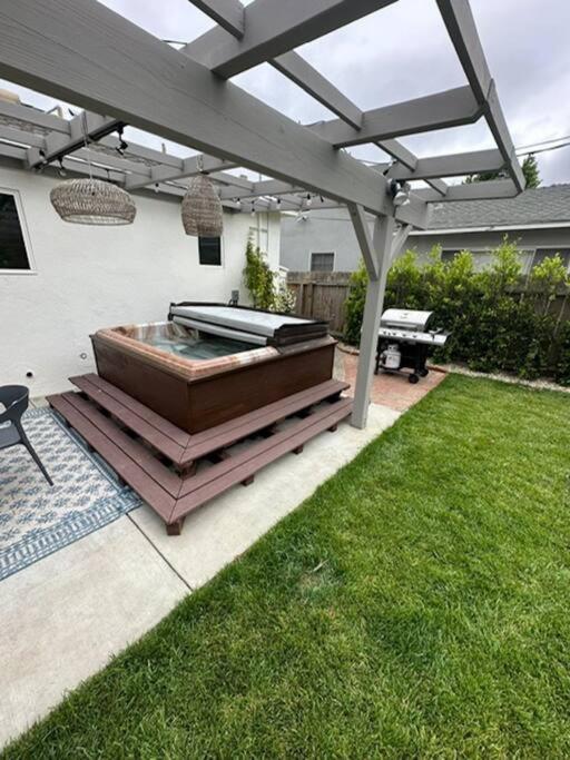 Holiday home Beautiful 3 Bed With A Large Back Yard Outdoor Space Los Angeles