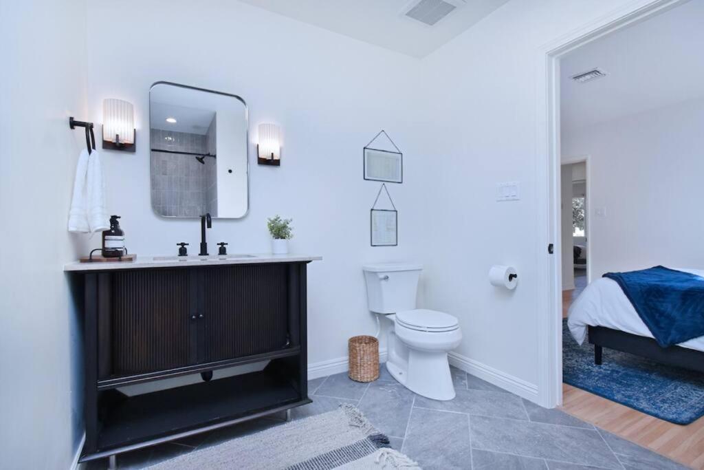 Holiday home Beautiful 3 Bed With A Large Back Yard Outdoor Space Los Angeles