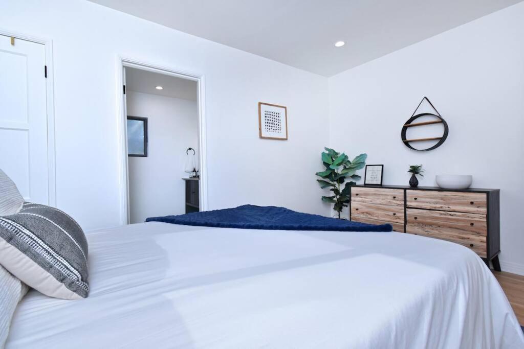 Beautiful 3 Bed With A Large Back Yard Outdoor Space *