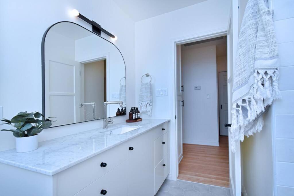 Beautiful 3 Bed With A Large Back Yard Outdoor Space