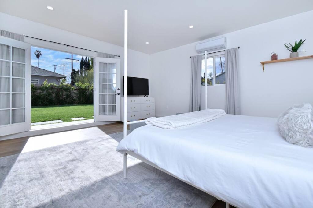 Holiday home Beautiful 3 Bed With A Large Back Yard Outdoor Space Los Angeles