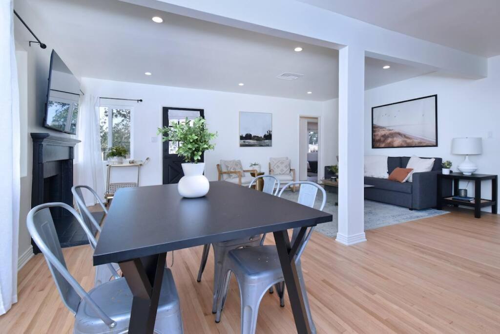 Beautiful 3 Bed With A Large Back Yard Outdoor Space Holiday home Los Angeles