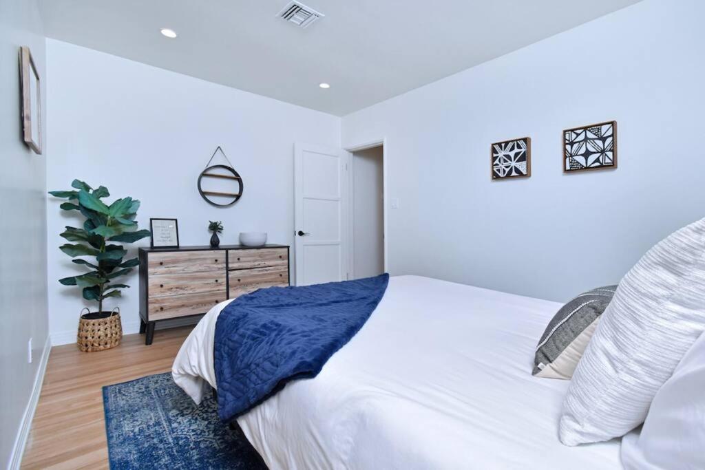 Beautiful 3 Bed With A Large Back Yard Outdoor Space