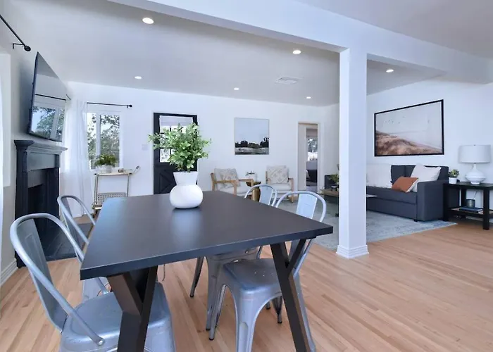 Beautiful 3 Bed Home With A Large Back Yard Outdoor Space
