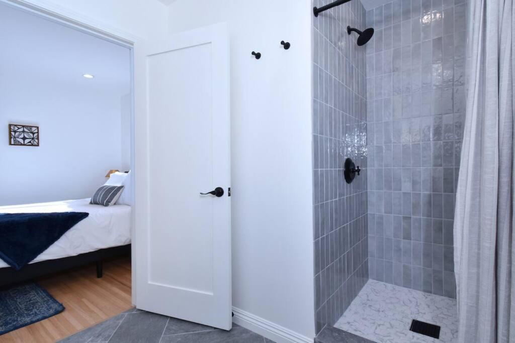 Hébergement de vacances Beautiful 3 Bed With A Large Back Yard Outdoor Space *