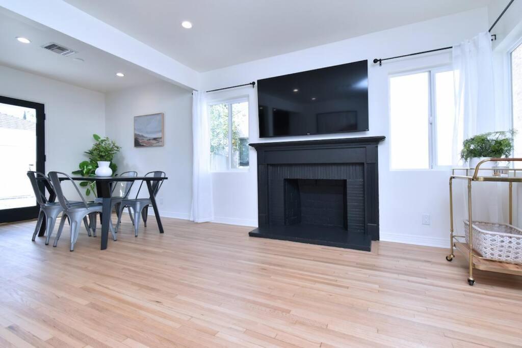 Hébergement de vacances Beautiful 3 Bed With A Large Back Yard Outdoor Space *