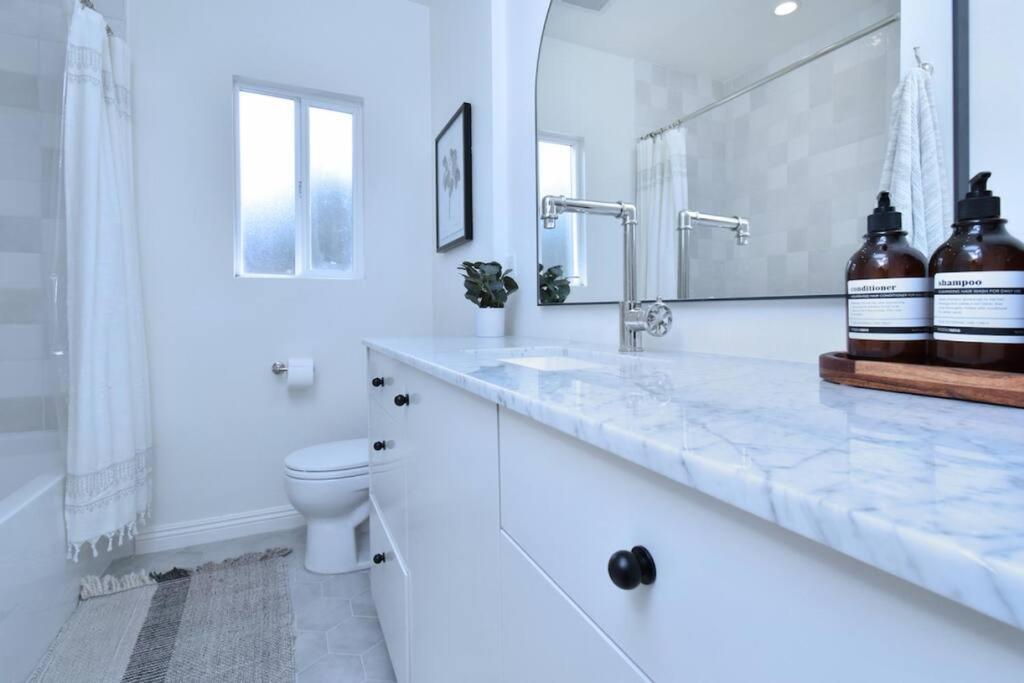 Beautiful 3 Bed With A Large Back Yard Outdoor Space