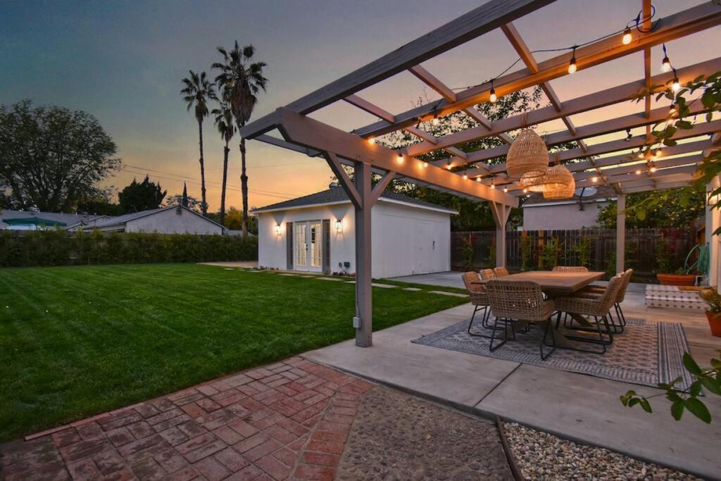 Hébergement de vacances Beautiful 3 Bed With A Large Back Yard Outdoor Space *