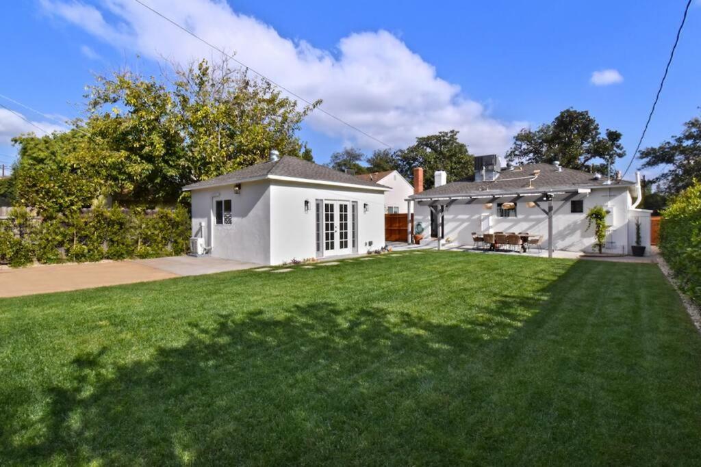 Hébergement de vacances Beautiful 3 Bed With A Large Back Yard Outdoor Space *