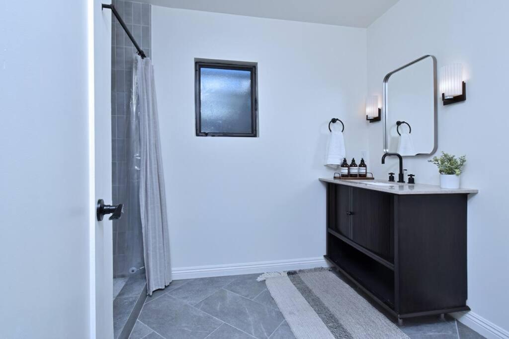 Hébergement de vacances Beautiful 3 Bed With A Large Back Yard Outdoor Space